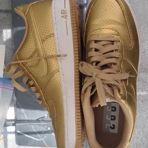 Nike 1992 gold n white